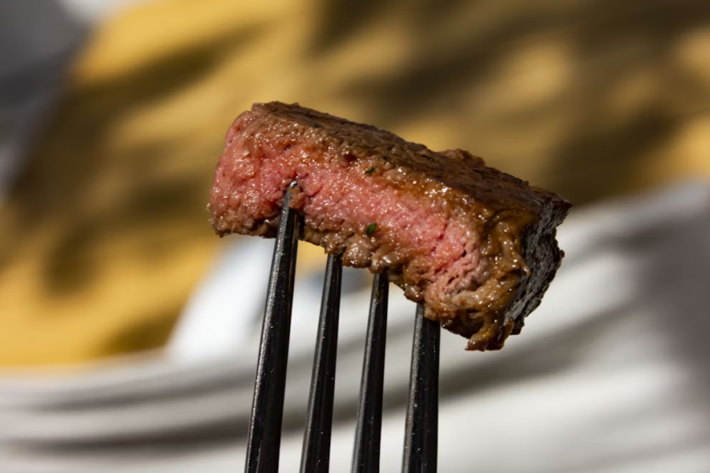 Striploin Steak AUS MB3+ mềm mọng, vân mỡ hoàn hảo tại The Fan Steakhouse.
